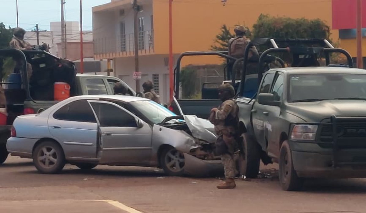 Choque entre vehículo y camioneta militar en Guamúchil, Sinaloa