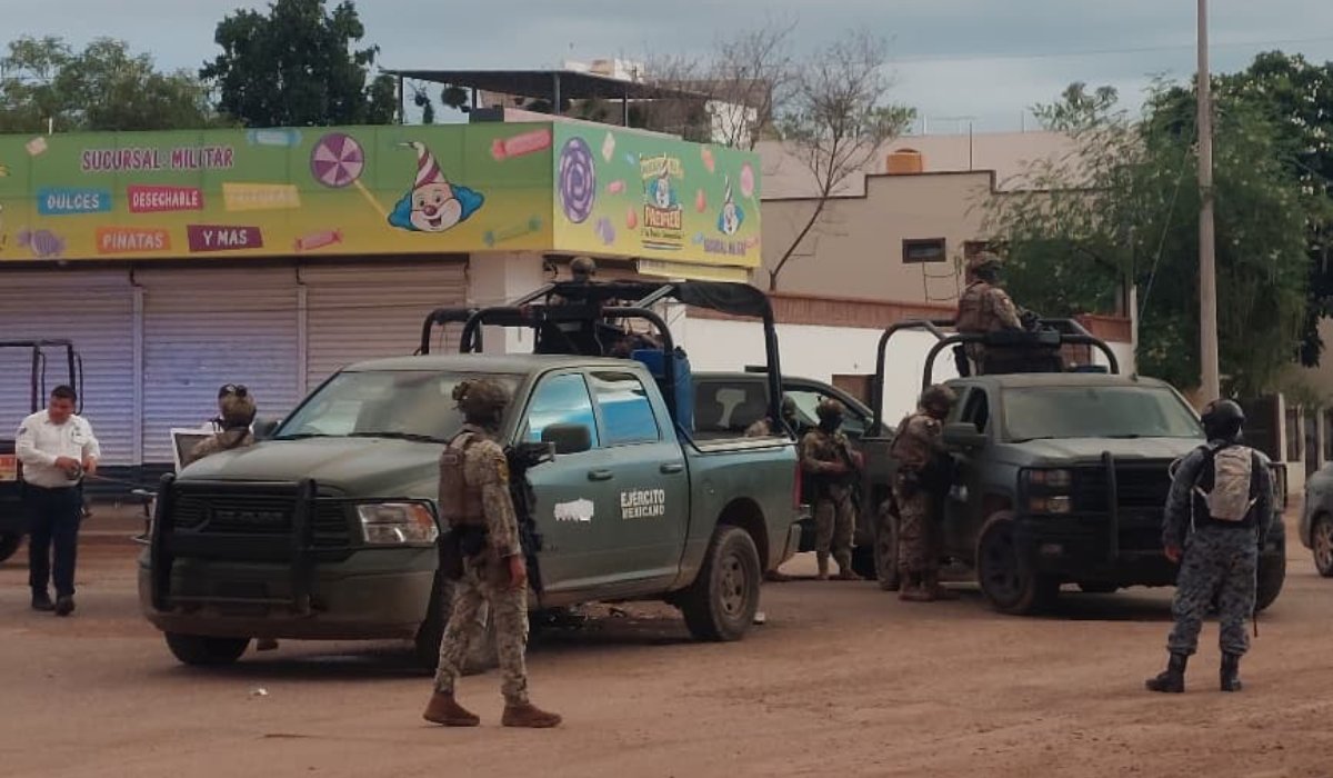 Choque entre vehículo y camioneta militar en Guamúchil, Sinaloa