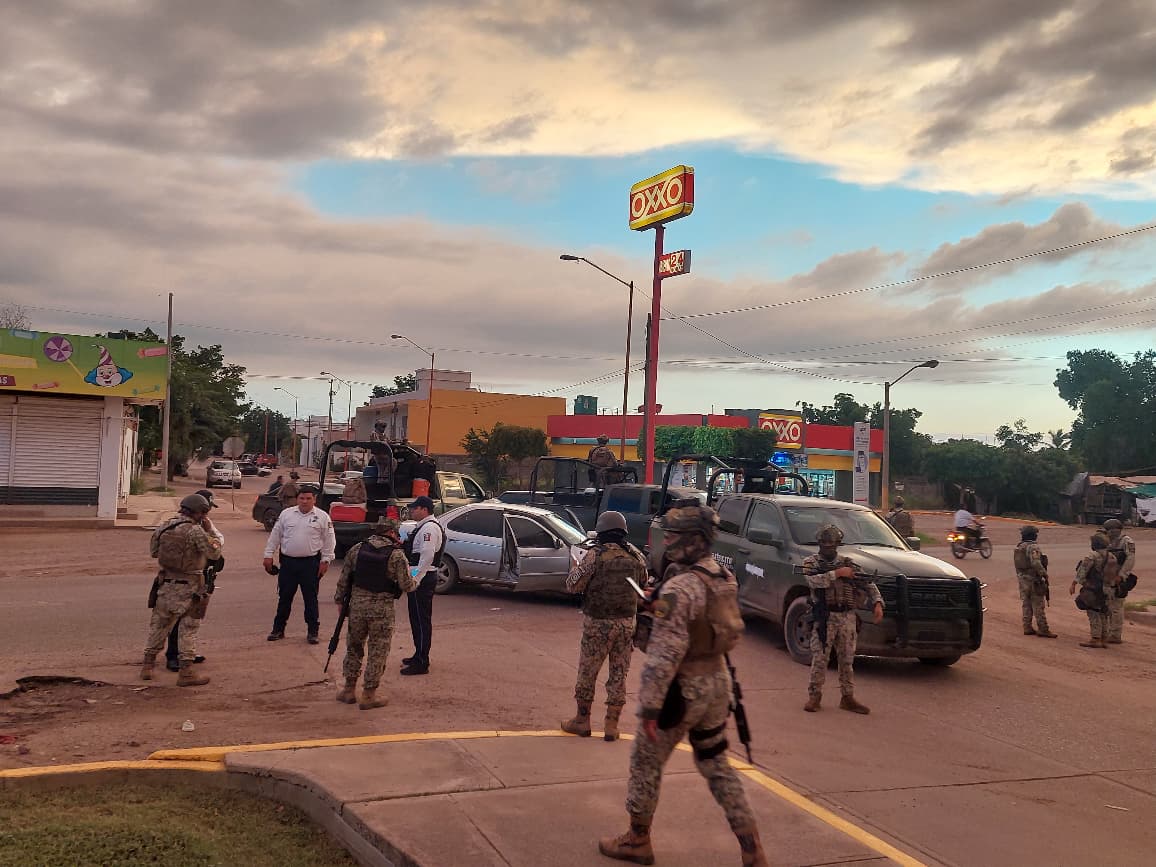 Choque entre vehículo y camioneta militar en Guamúchil, Sinaloa