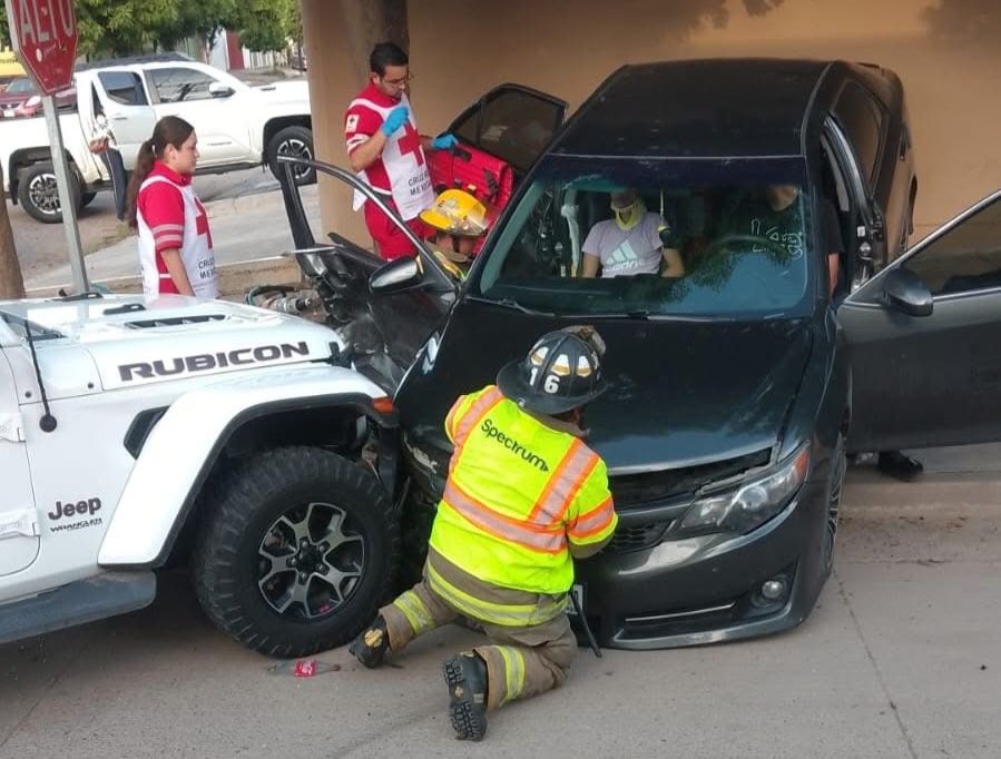 Choque entre dos vehículos en Guasave