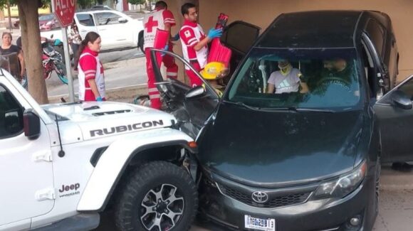 Conductor se pasa un alto en Guasave y provoca un choque; una persona resultó lesionada