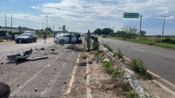 Conductora choca contra el muro de contención de la México 15, en Guasave y deja fuertes daños materiales