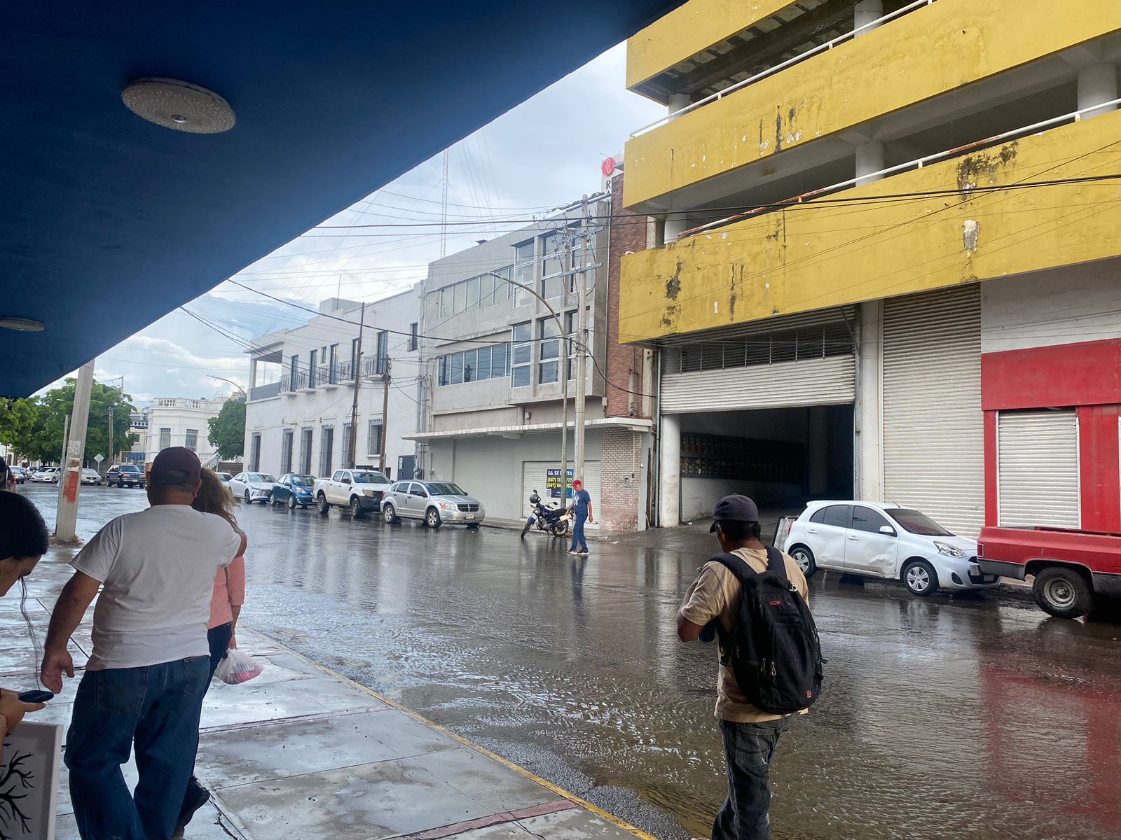 Día nublado calles mojadas