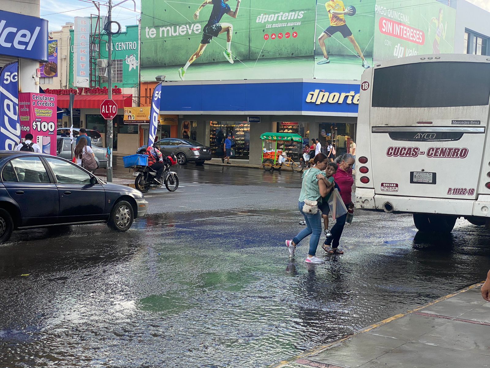 Día nublado calles mojadas