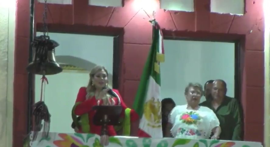 Claudia Liliana Valdez Aguilar, encabezó la ceremonia oficial del Grito desde el balcón del Palacio Municipal de El Rosario, Sinaloa