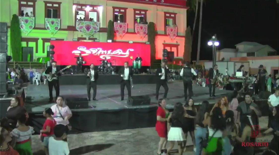 Claudia Liliana Valdez Aguilar, encabezó la ceremonia oficial del Grito desde el balcón del Palacio Municipal de El Rosario, Sinaloa