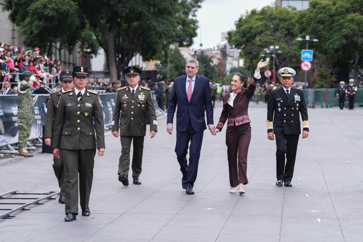Claudia Sheinbaum en desfile del Día de la Independencia