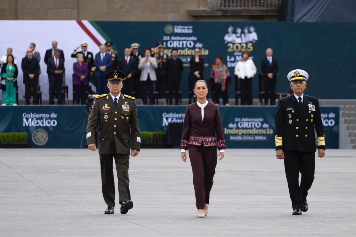 Claudia Sheinbaum en desfile del Día de la Independencia