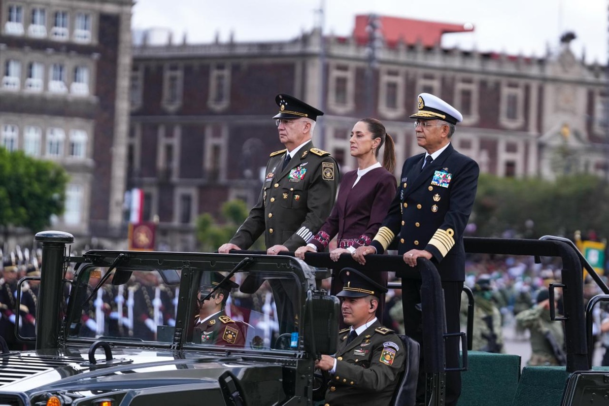 Claudia Sheinbaum en desfile del Día de la Independencia