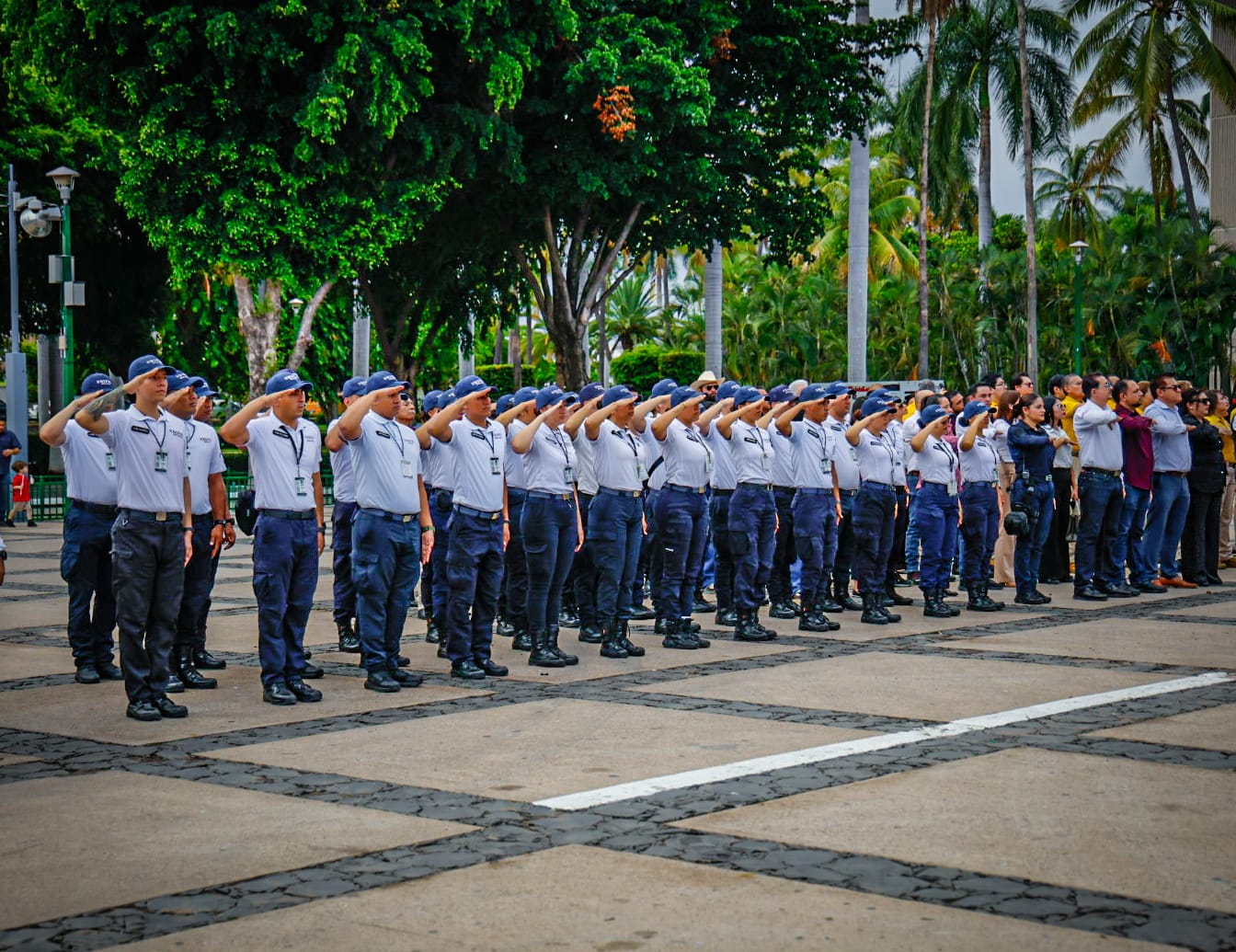 Cadetes de policía en la ceremonia de conmemoración del inicio de la independencia en el palacio de gobierno de Sinaloa