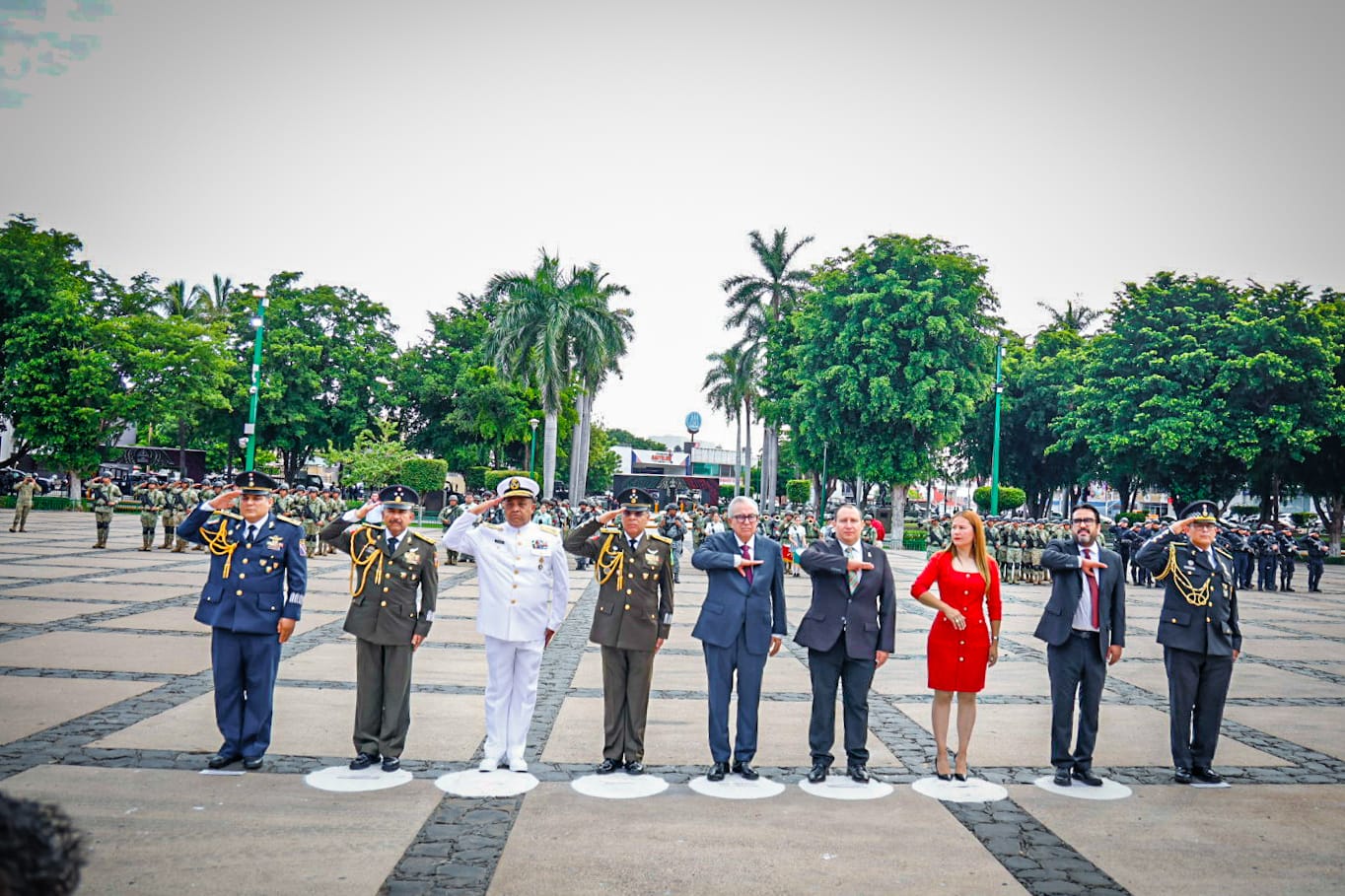 Rubén Rocha y funcionarios de gobierno en la ceremonia de conmemoración del inicio de la independencia