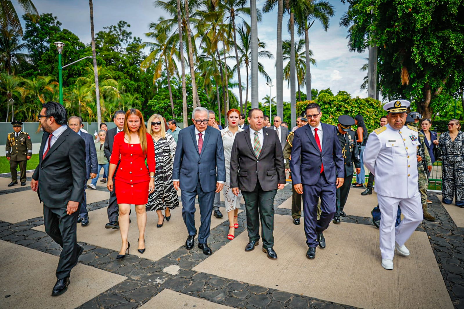 Rubén Rocha y funcionarios de gobierno en la ceremonia de conmemoración del inicio de la independencia