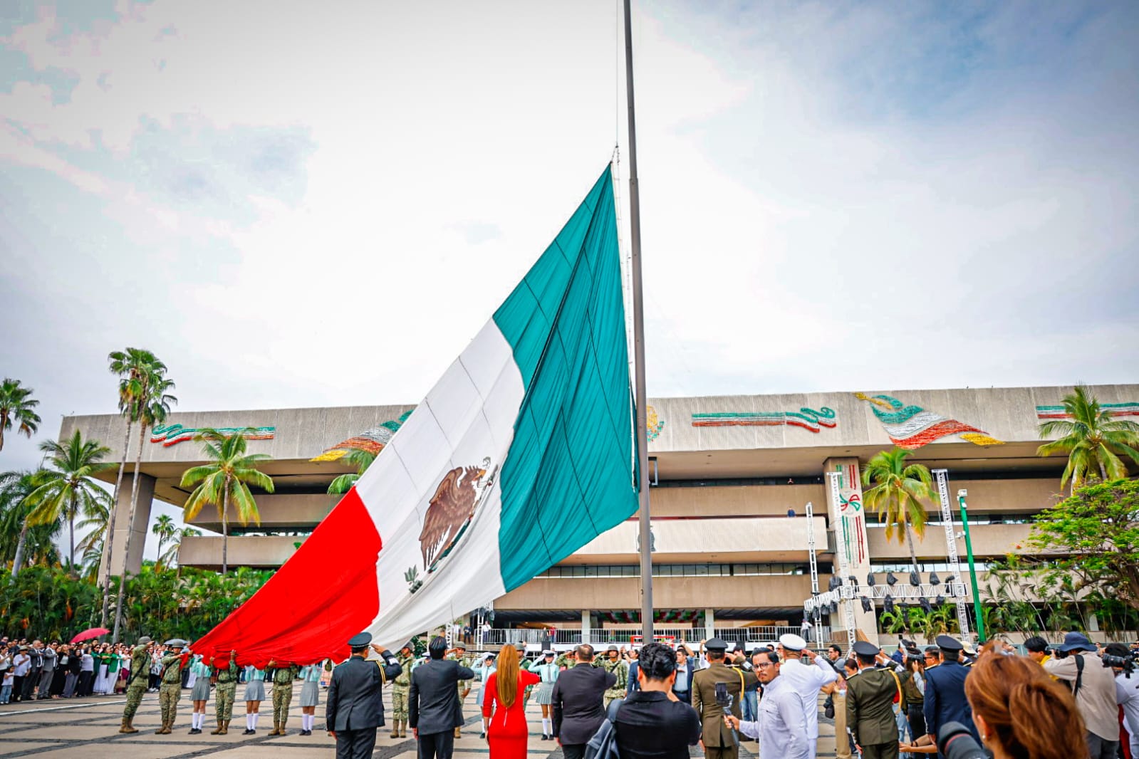 Izamiento de bandera en Palacio de Gobierno de Sianloa