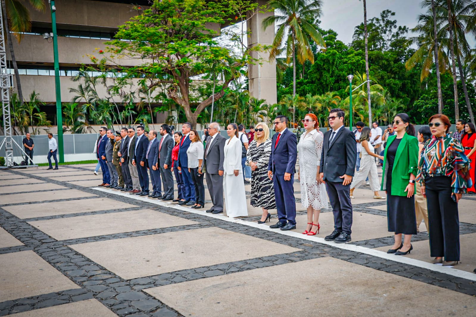 Rubén Rocha y funcionarios de gobierno en la ceremonia de conmemoración del inicio de la independencia