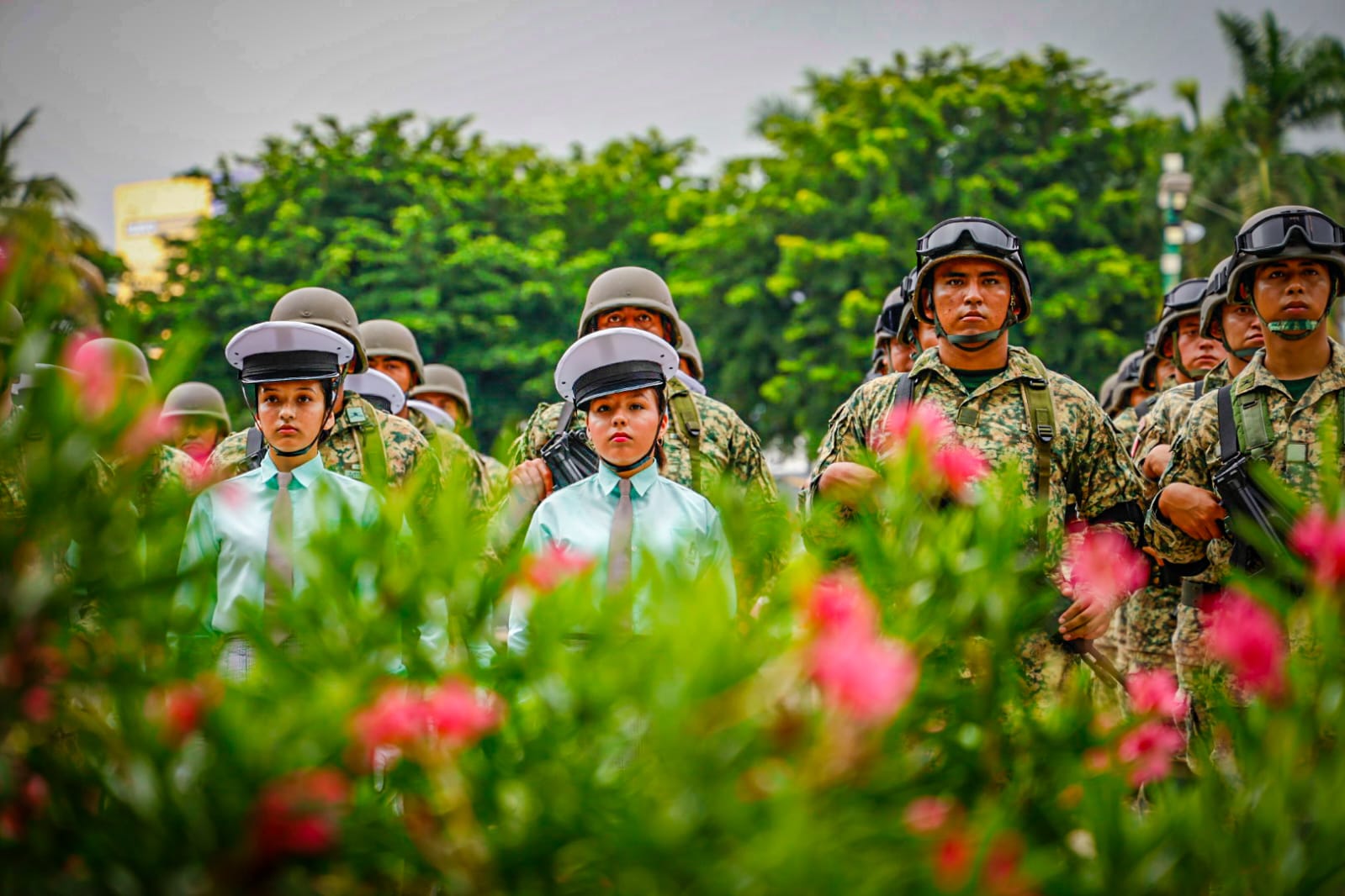 Personal militar en la ceremonia de conmemoración del inicio de la independencia en el palacio de gobierno de Sinaloa