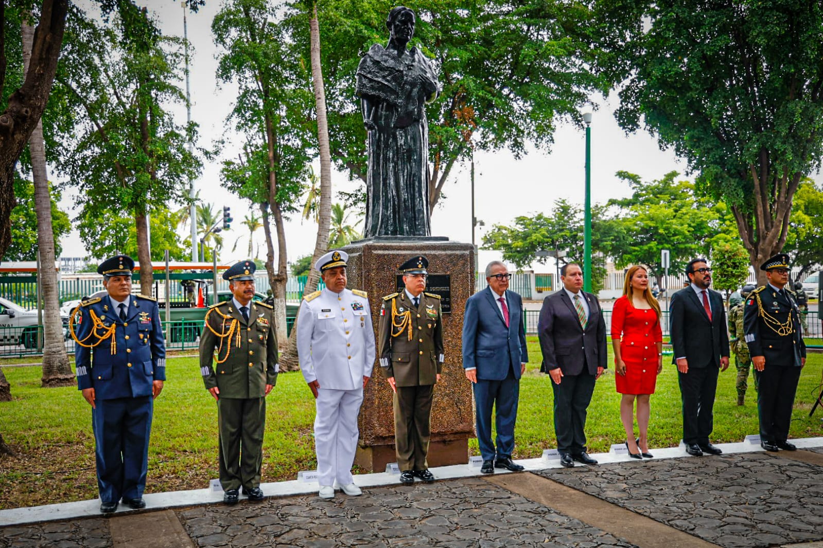 Rubén Rocha y funcionarios de gobierno en la ceremonia de conmemoración del inicio de la independencia