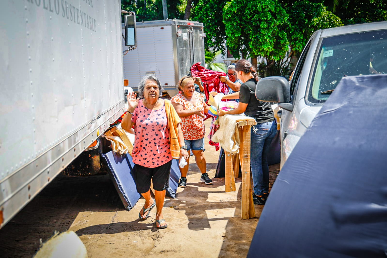 comerciantes reunidos en la comision intersecretarial en altata adultas