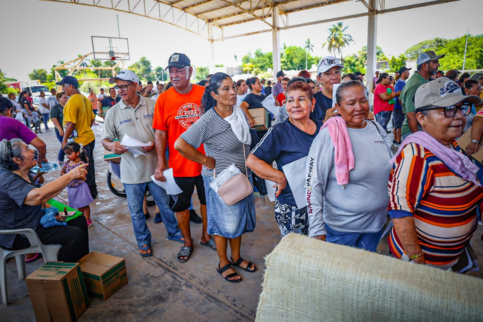 comerciantes reunidos en la comision intersecretarial en altata familias