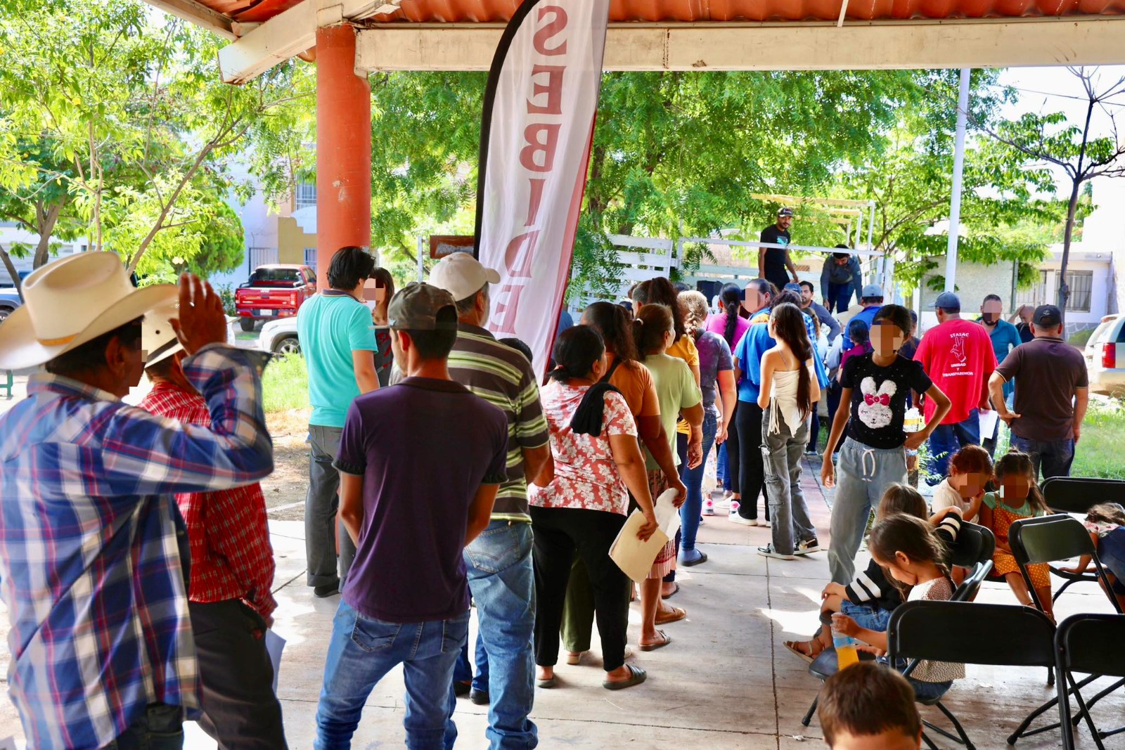 Comisión Intersecretarial entrega apoyos a desplazados por violencia de Culiacán y Badiraguato