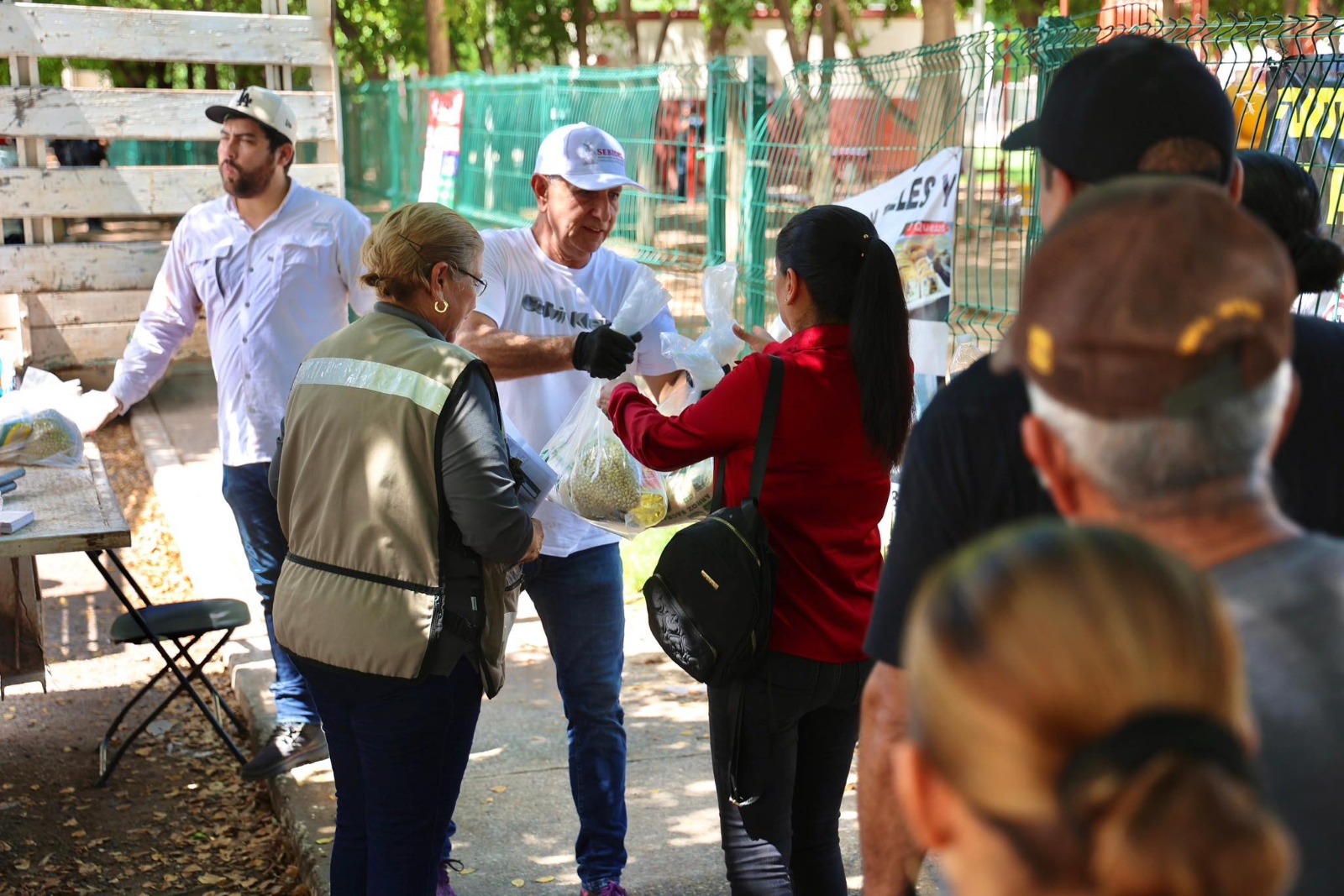 Comisión Intersecretarial entrega apoyos a desplazados por violencia de Culiacán y Badiraguato