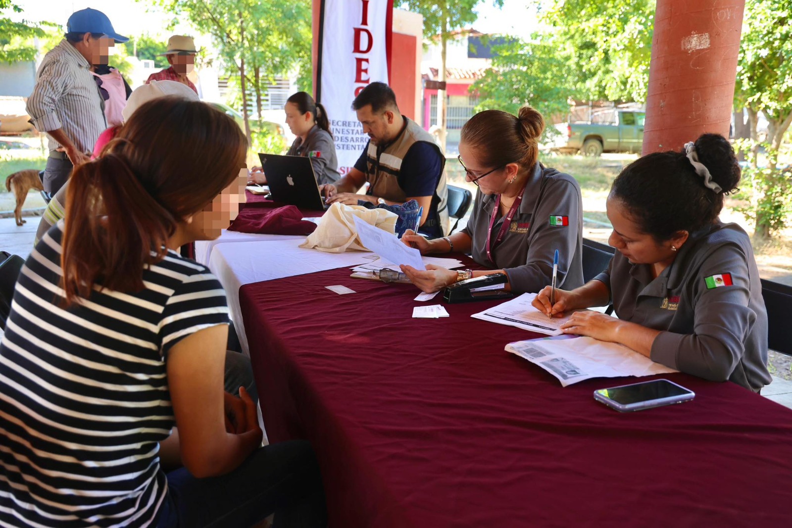 Comisión Intersecretarial entrega apoyos a desplazados por violencia de Culiacán y Badiraguato