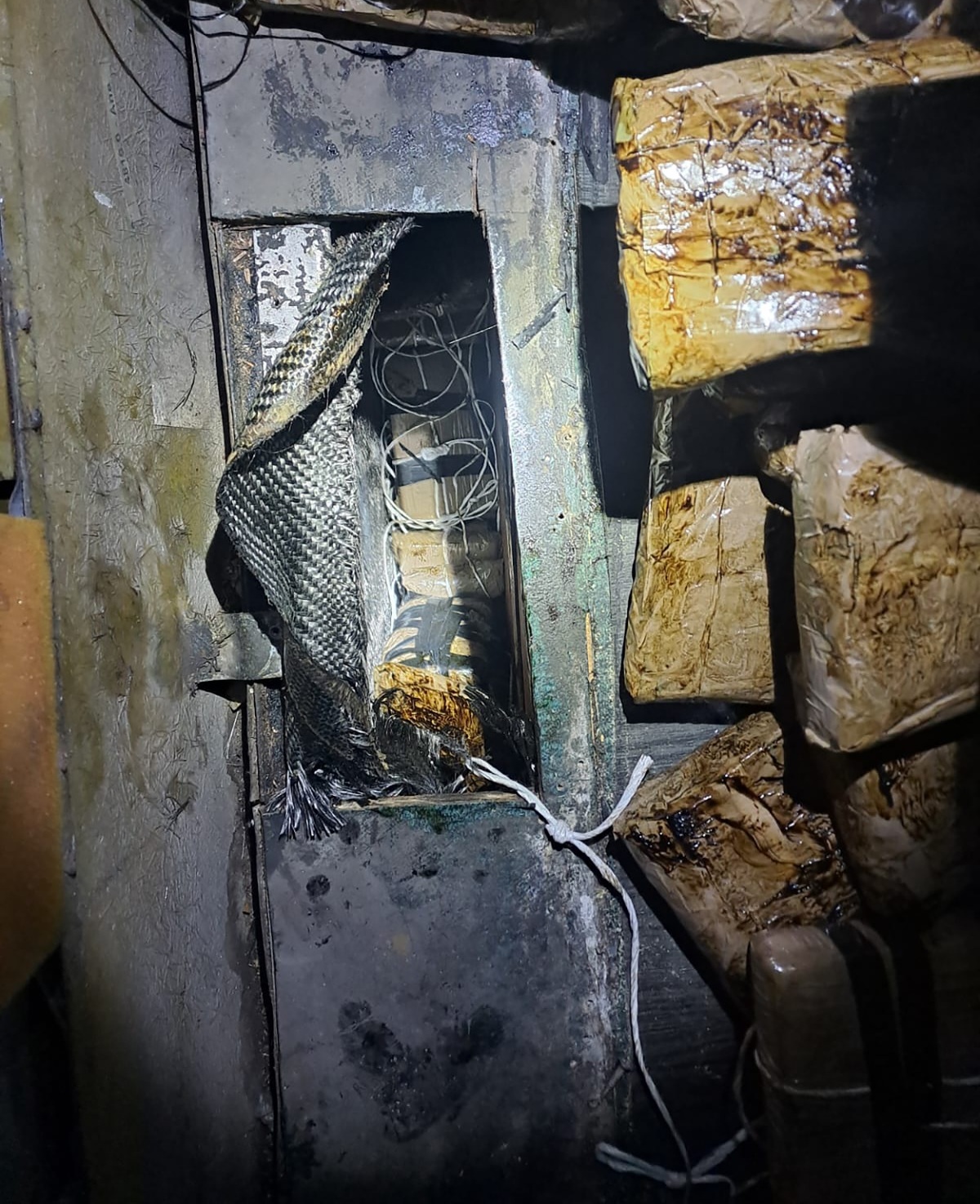 Compartimiento de camión donde encontraron drogas en Sonora
