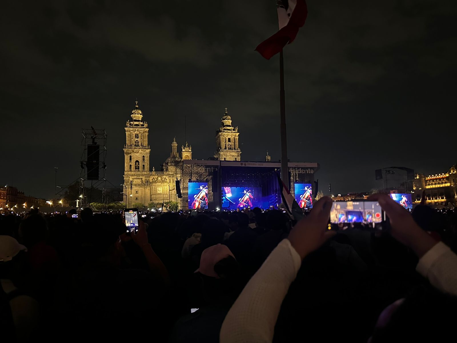 Residente brinda concierto en el Zócalo de la CDMX