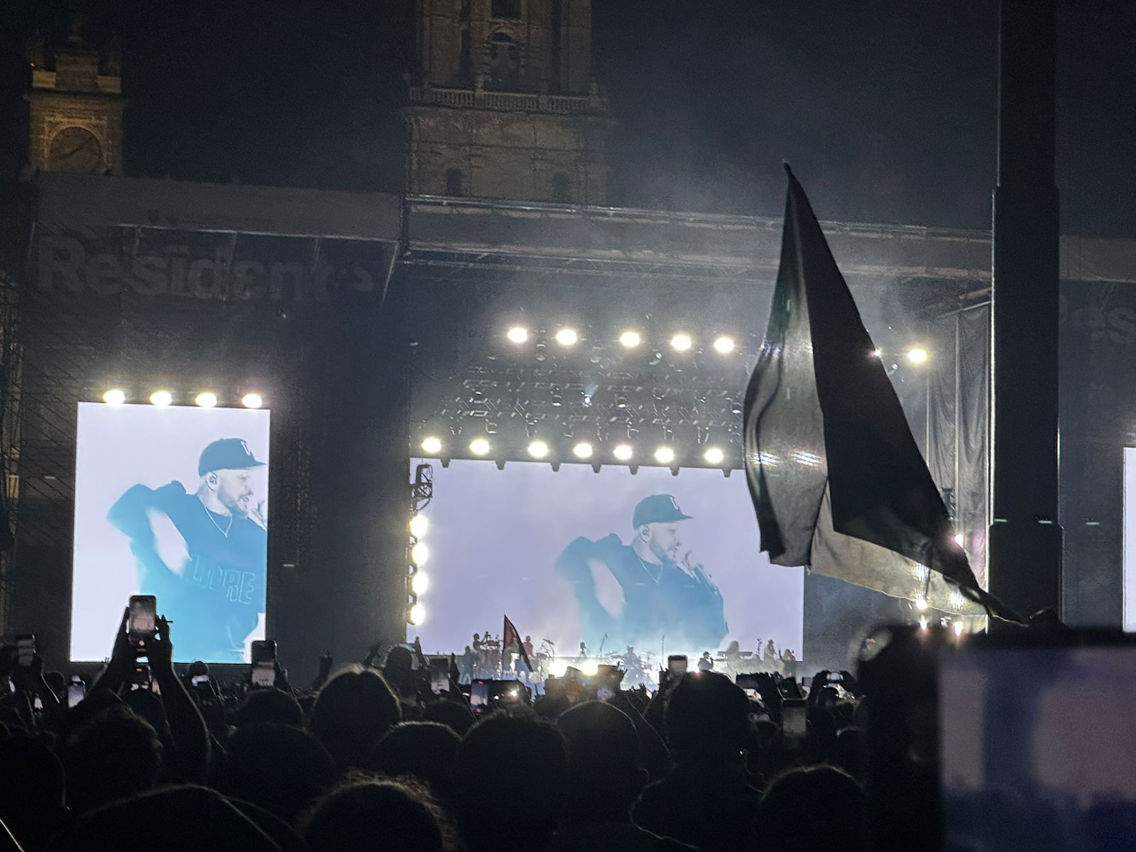 Residente brinda concierto en el Zócalo de la CDMX