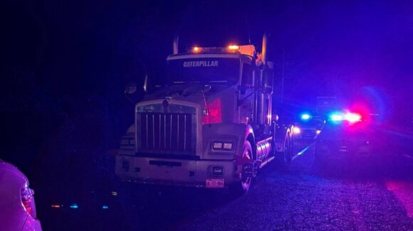 Conductor de tráiler es golpeado en asalto sobre la carretera en Villa Unión, Sinaloa