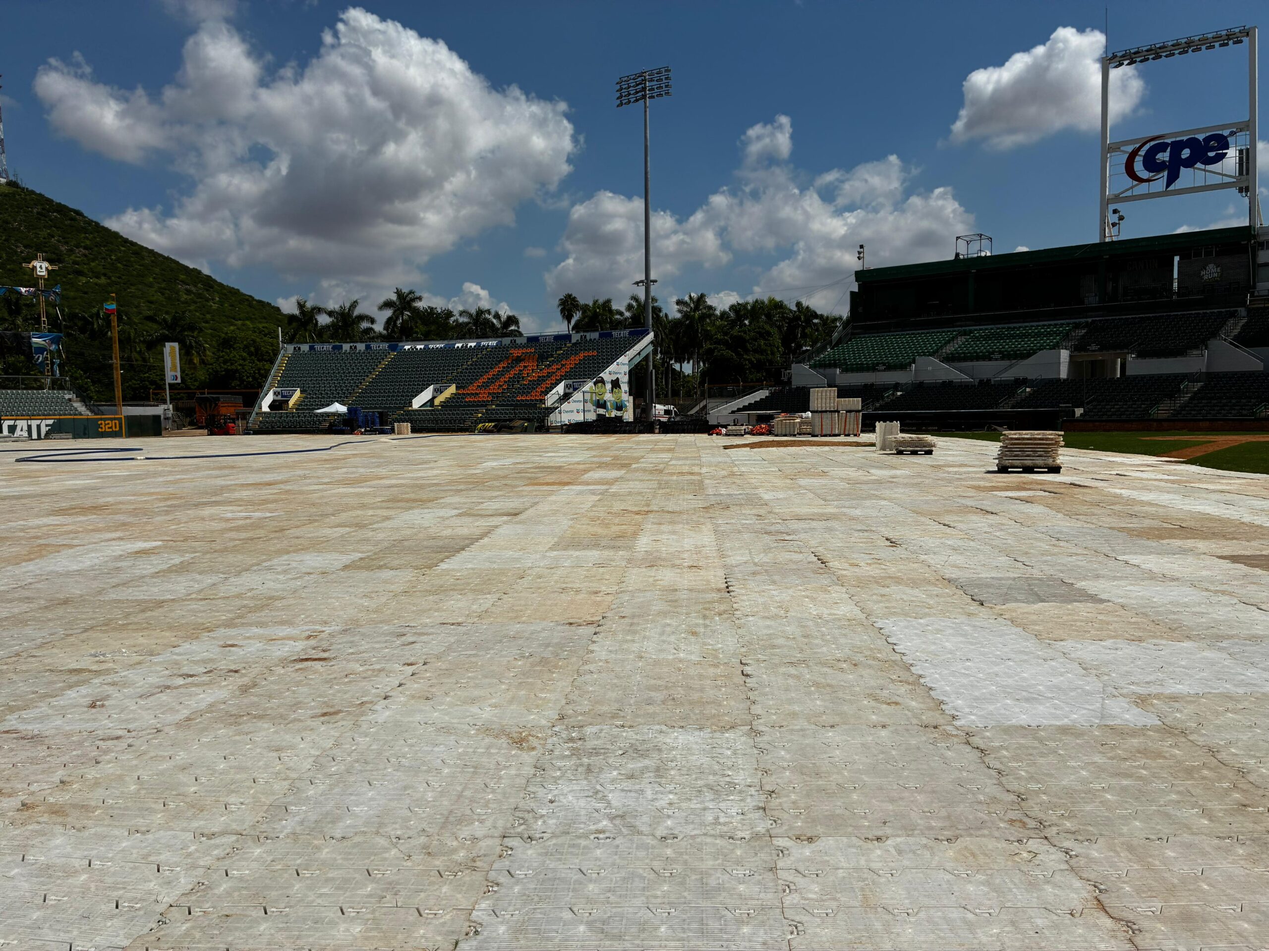Escenario que están instalando en el Chevron Park para la presentación de Chayanne en Los Mochis