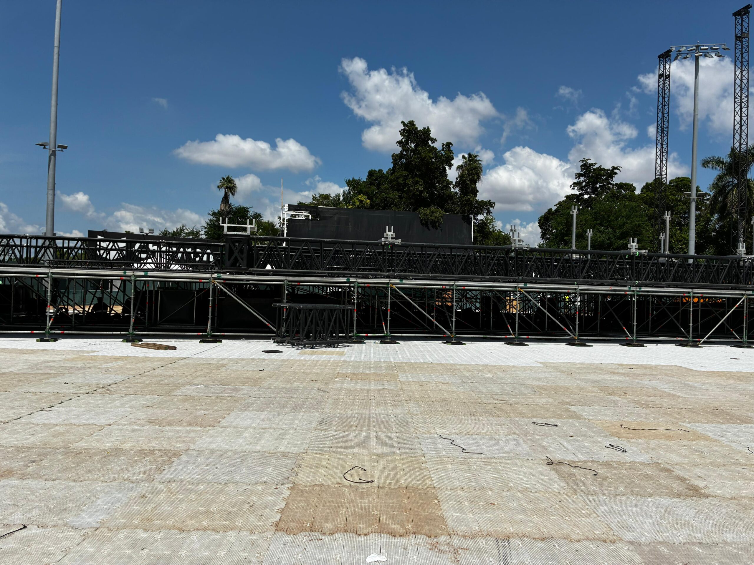 Escenario que están instalando en el Chevron Park para la presentación de Chayanne en Los Mochis