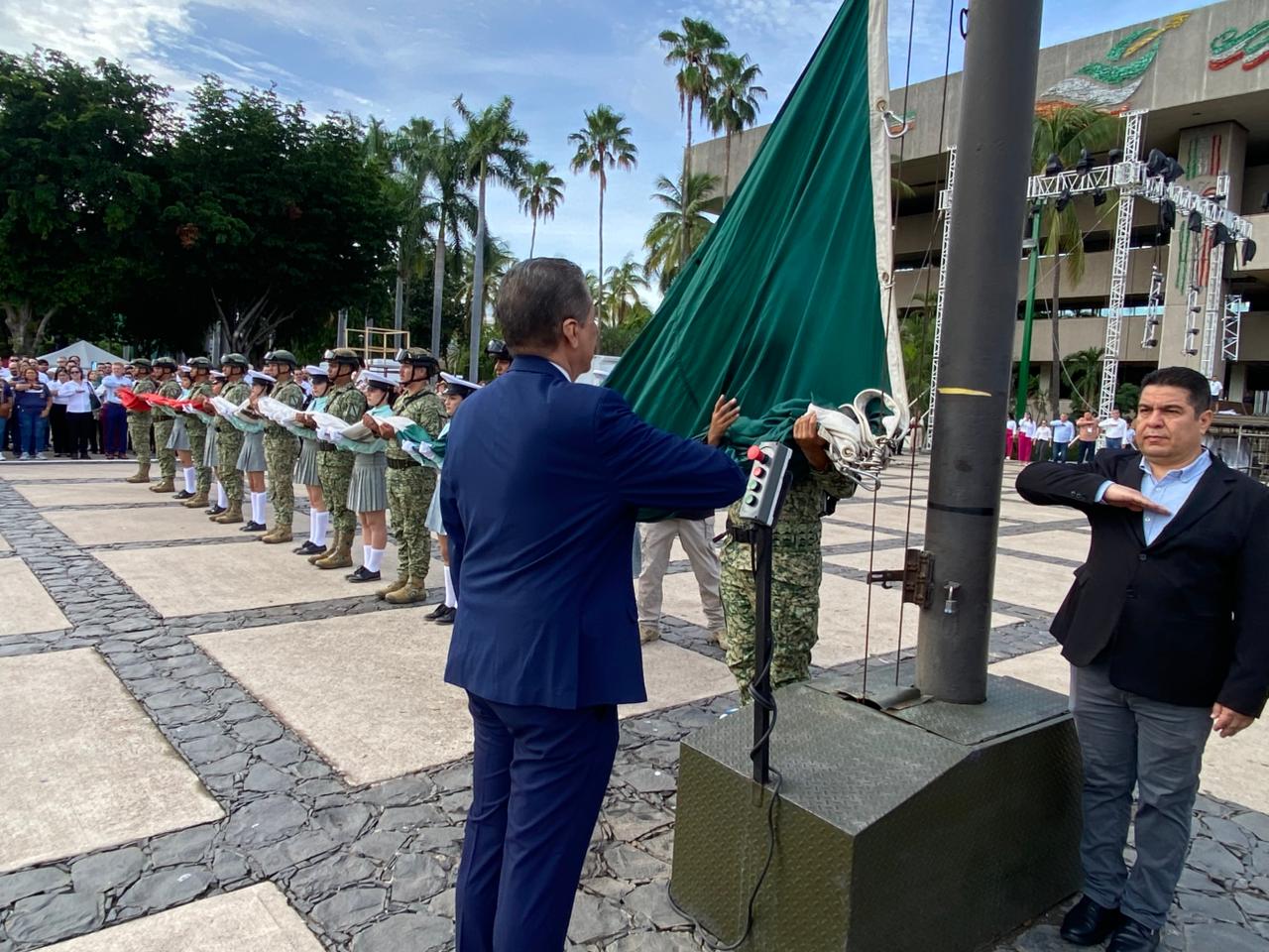 conmemoran el 215 aniversario del grito de independencia en culiacan iza de bandera