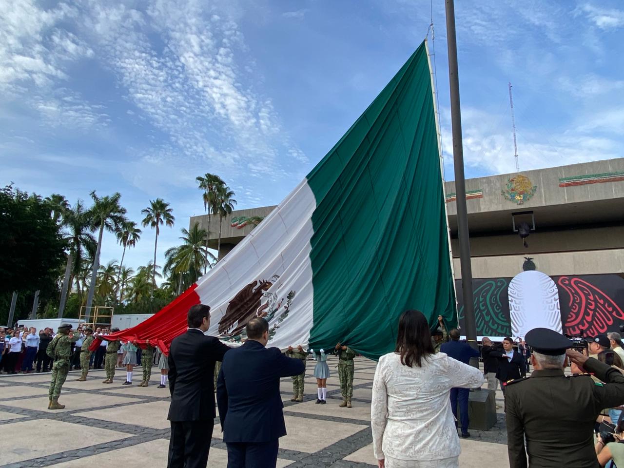 conmemoran el 215 aniversario del grito de independencia en culiacan izamiento