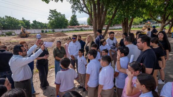 Gámez Mendívil regresa a su secundaria para supervisar construcción de cancha de futbol