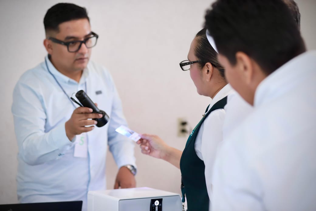 personal del hospital general de Culiacán muestra su credenciales de acceso