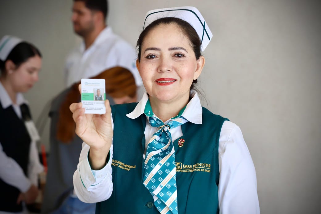 personal del hospital general de Culiacán muestra su credenciales de acceso