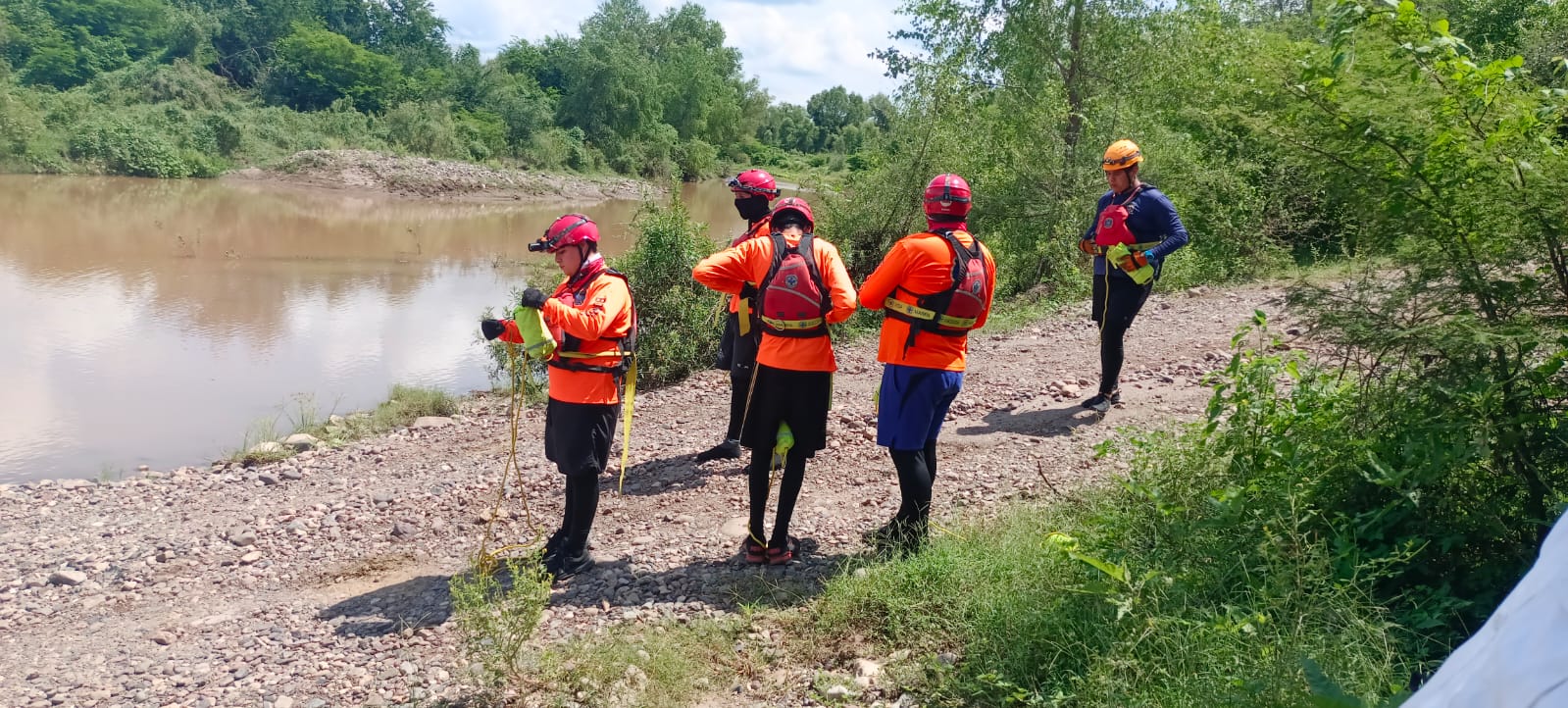 Dan curso a Bomberos del Évora y Guasave sobre rescate en aguas rápidas e inundaciones