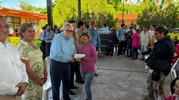 Inicia gobernador con entrega de 6 mil pesos a damnificados de la tormenta ‘Lorena’