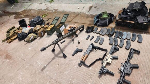 Vehículos, armas y equipo táctico, lo asegurado en casa de seguridad de La Conquista, Culiacán, tras enfrentamiento donde murió un policía