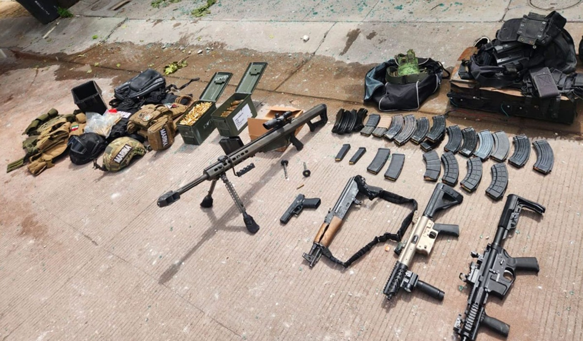 Arsenal asegurado en casa de seguridad en La Conquista, Culiacán