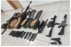 Arsenal asegurado en casa de seguridad en La Conquista, Culiacán