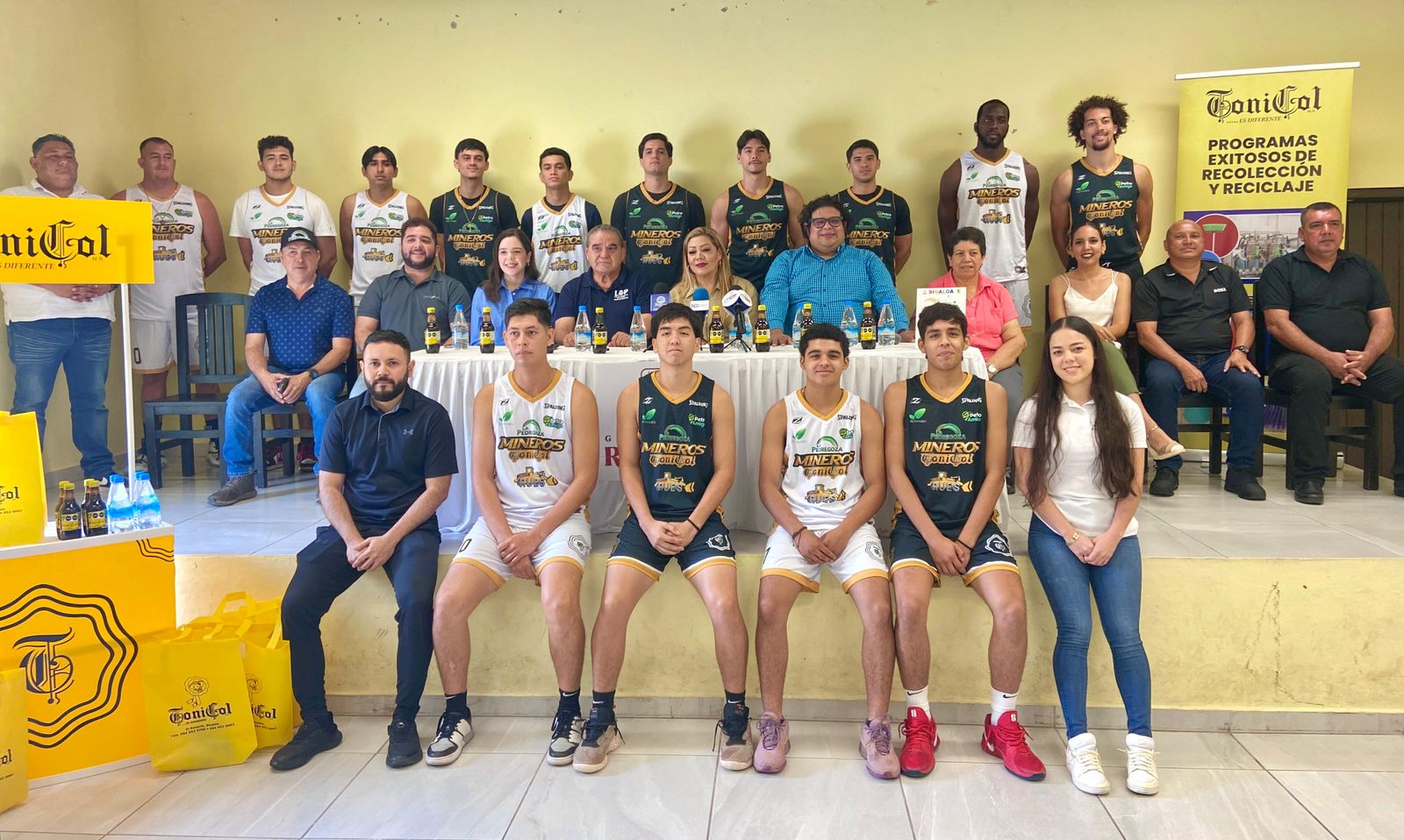 Debut del equipo de baloncesto Mineros Tonicol en Rosario, Sinaloa