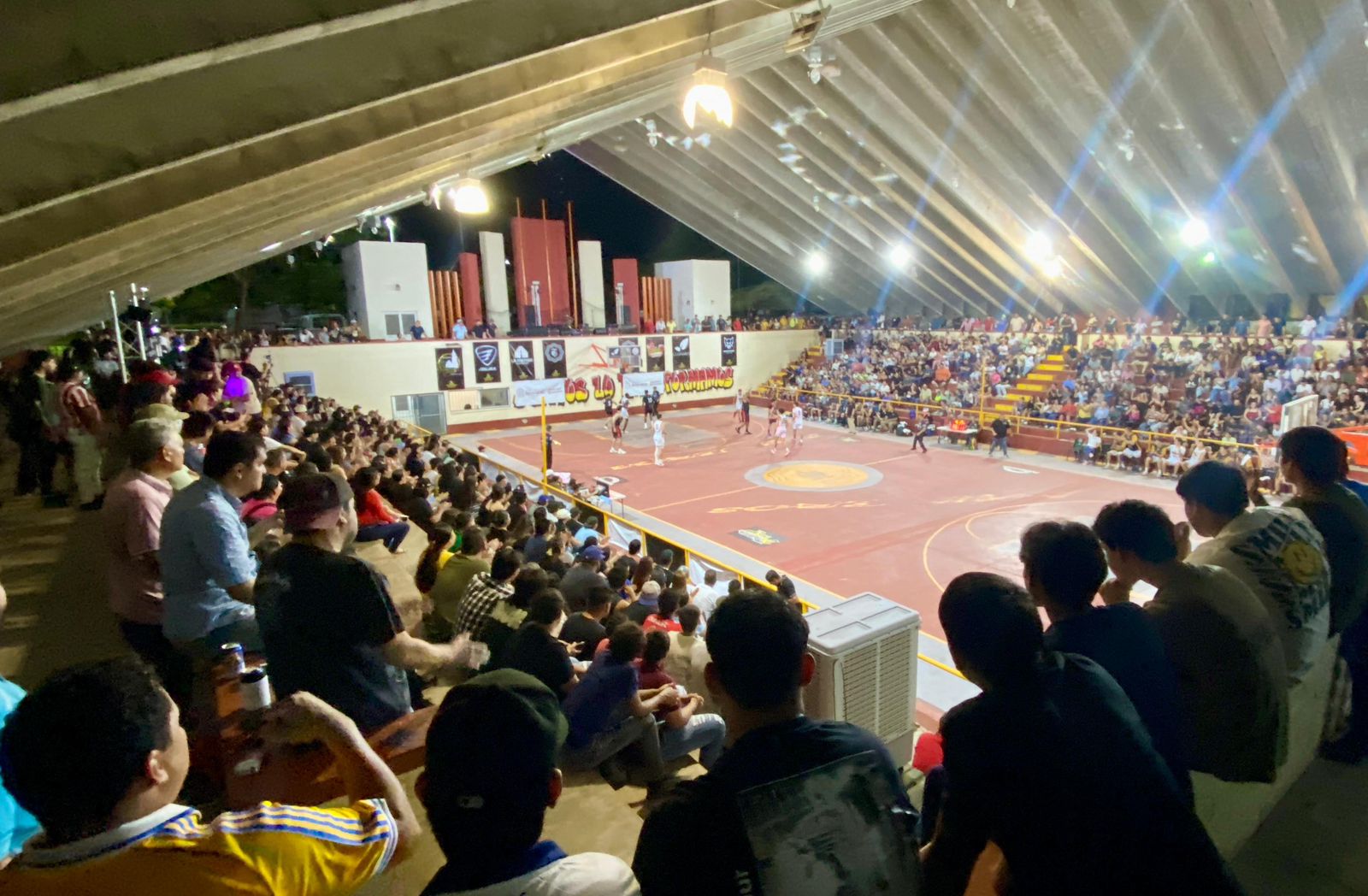 Debut del equipo de baloncesto Mineros Tonicol en Rosario, Sinaloa