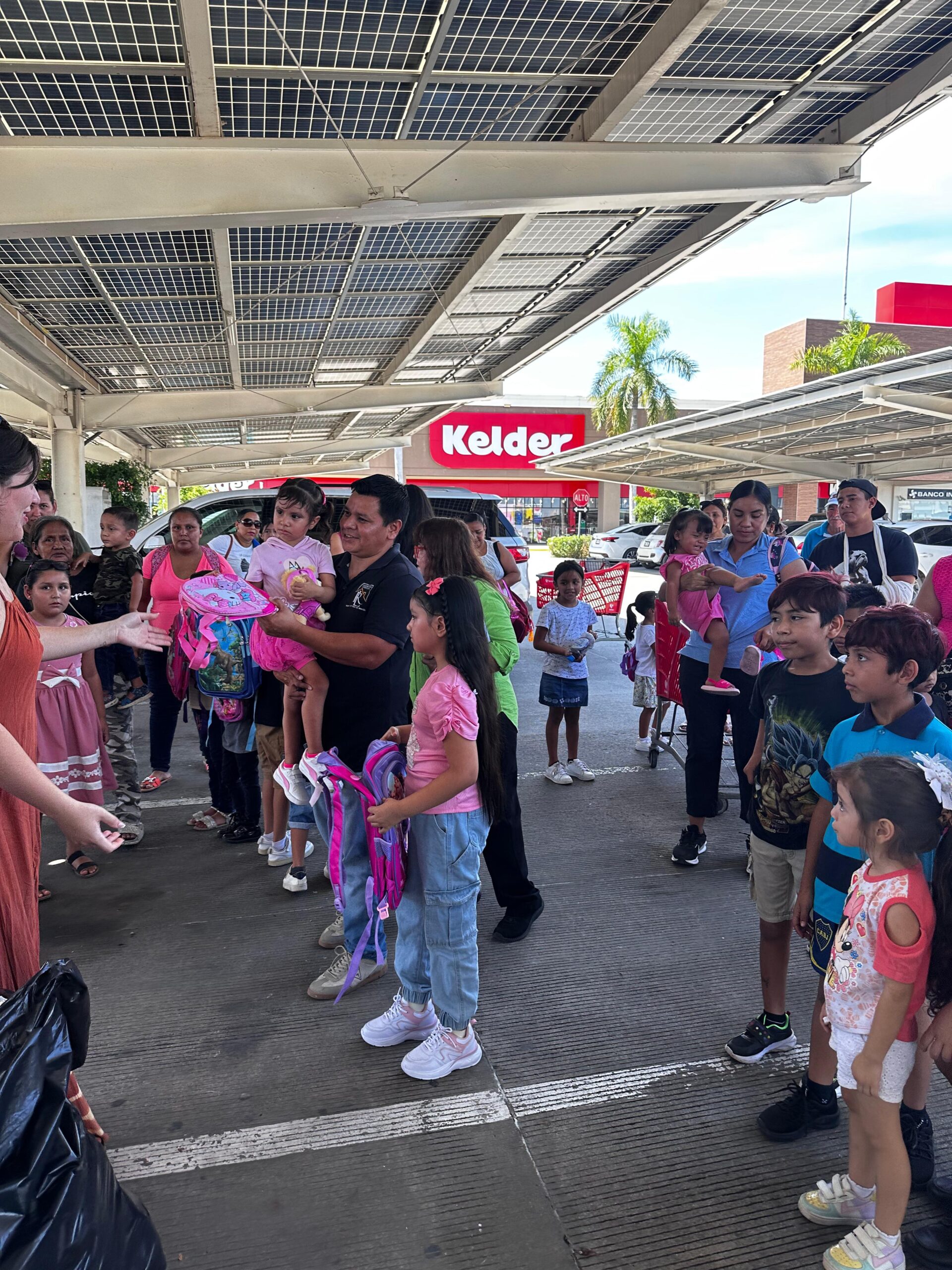 decenas de niños de escasos recursos recibieron su mochila