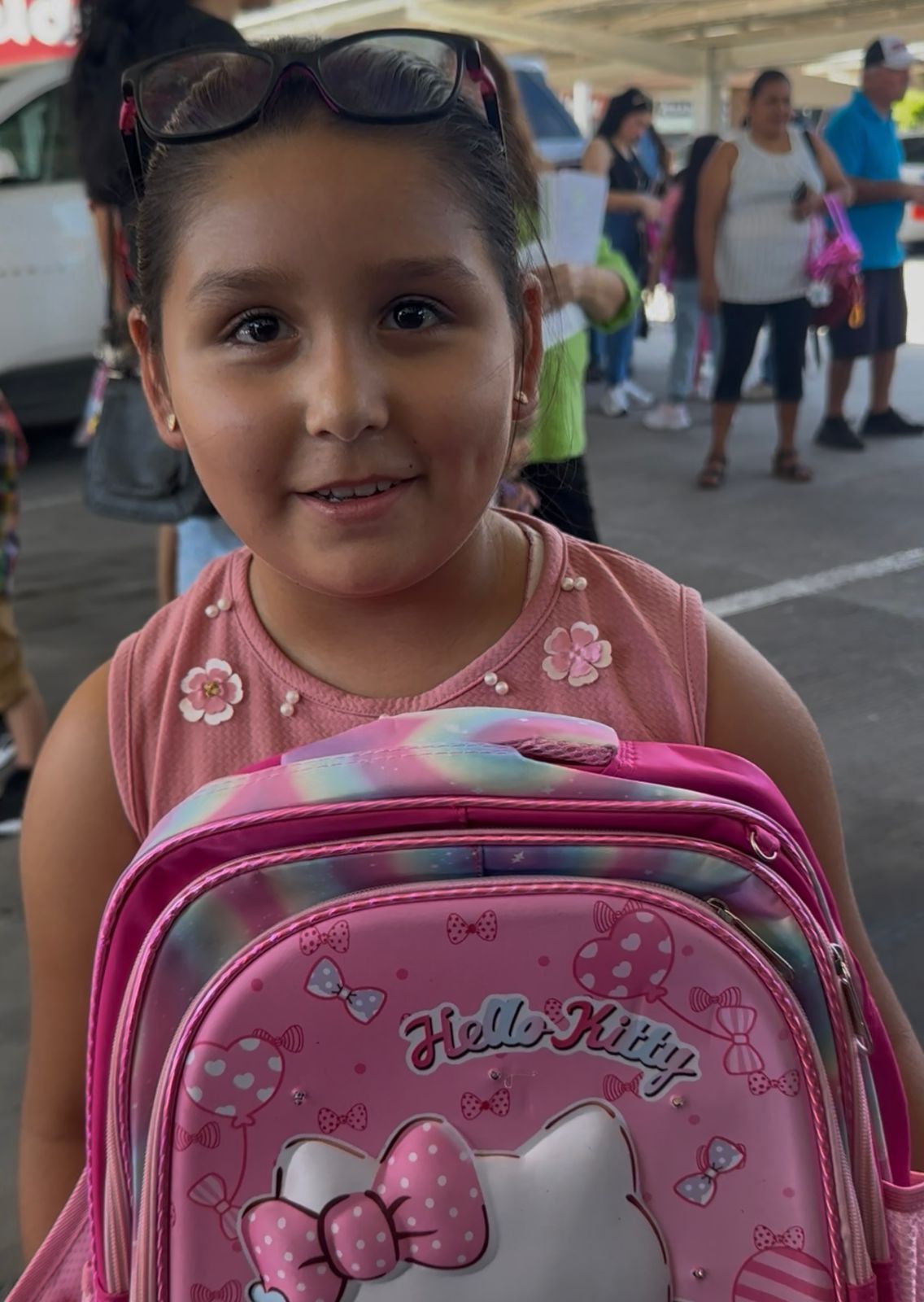 decenas de niños de escasos recursos recibieron su mochila