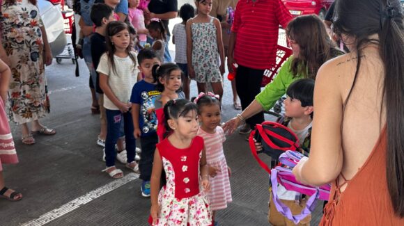 Julio Preciado mantiene viva su causa solidaria con entrega de mochilas a la niñez mazatleca