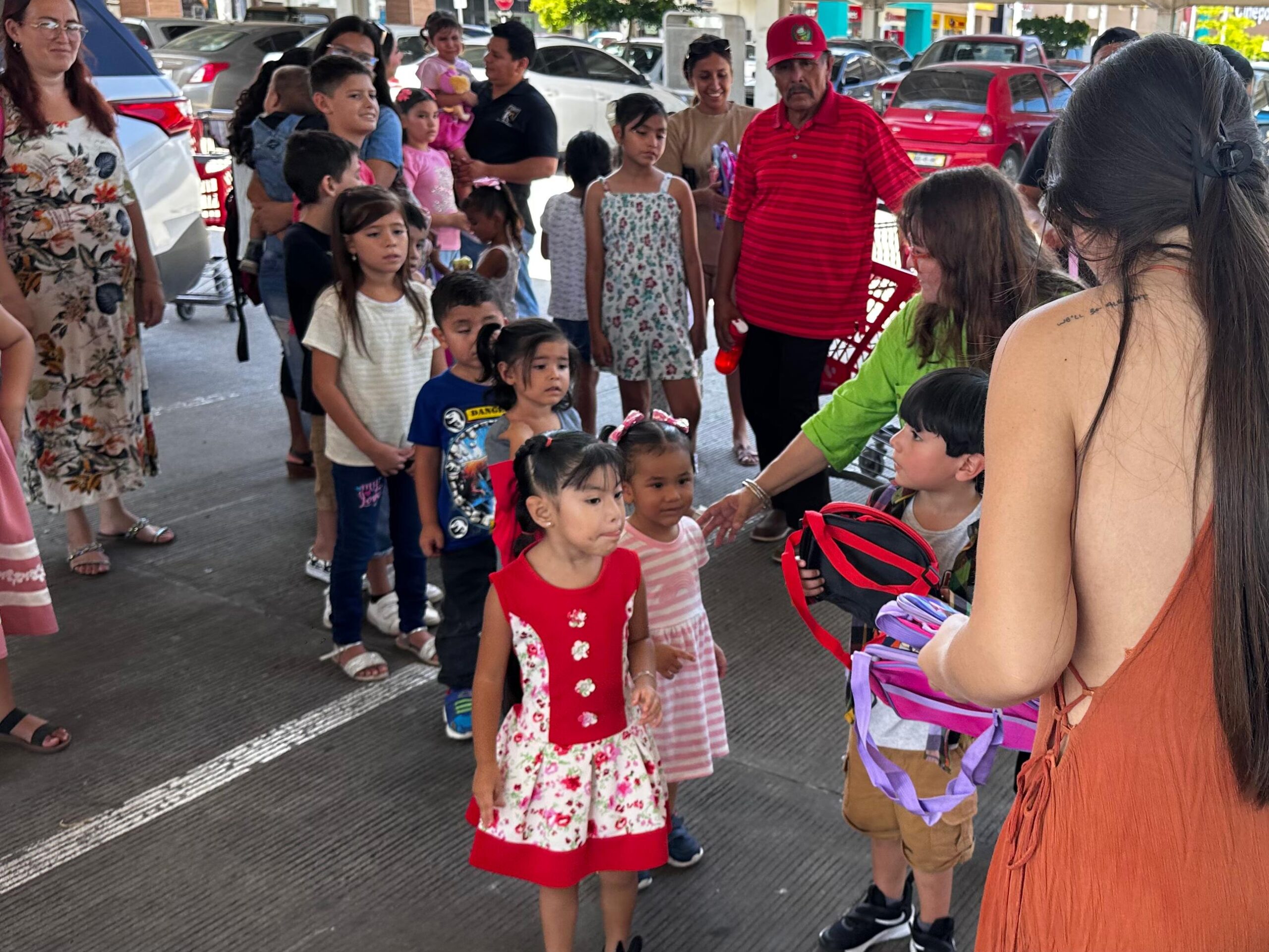 decenas de niños de escasos recursos recibieron su mochila