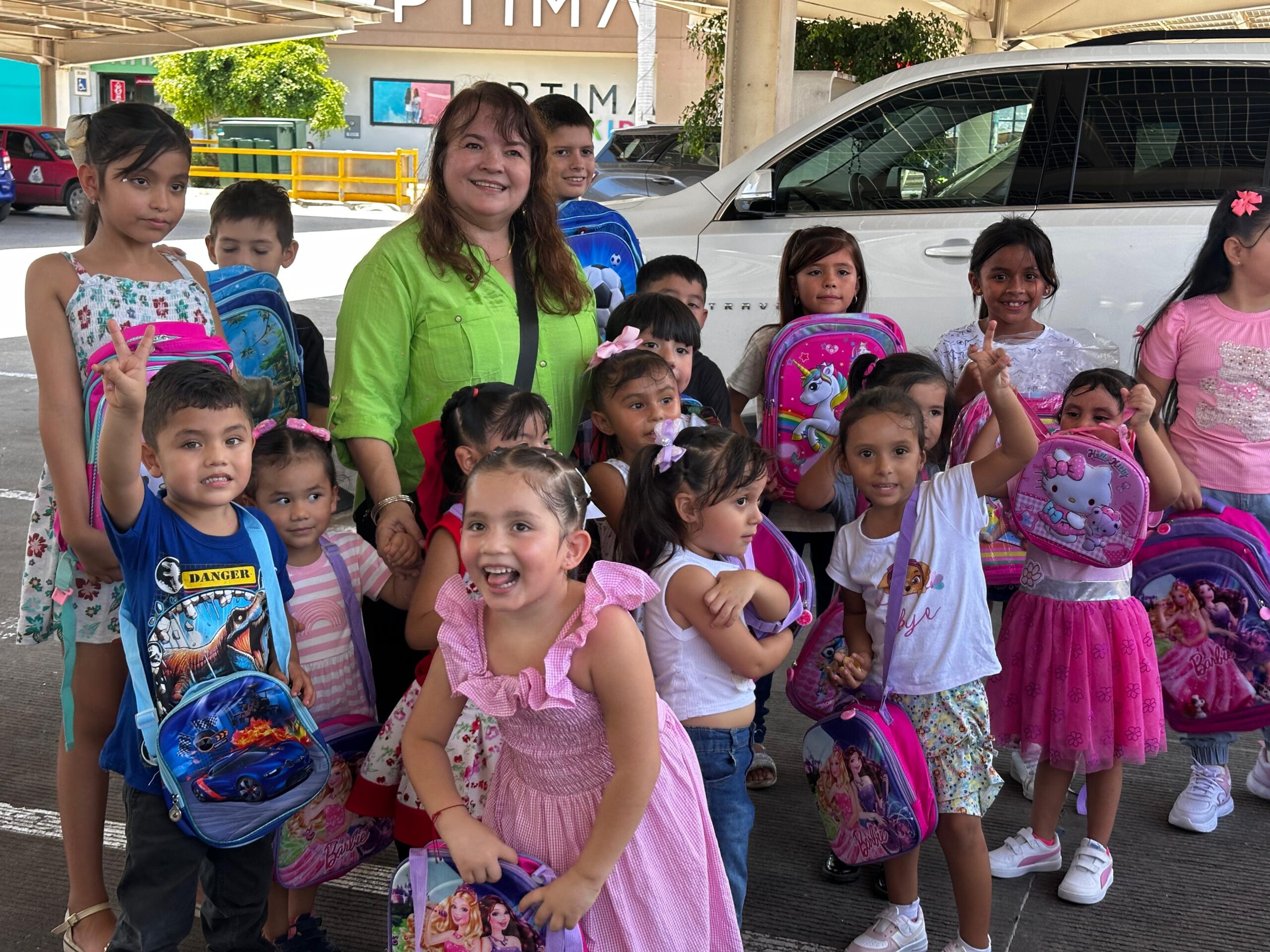 decenas de niños de escasos recursos recibieron su mochila