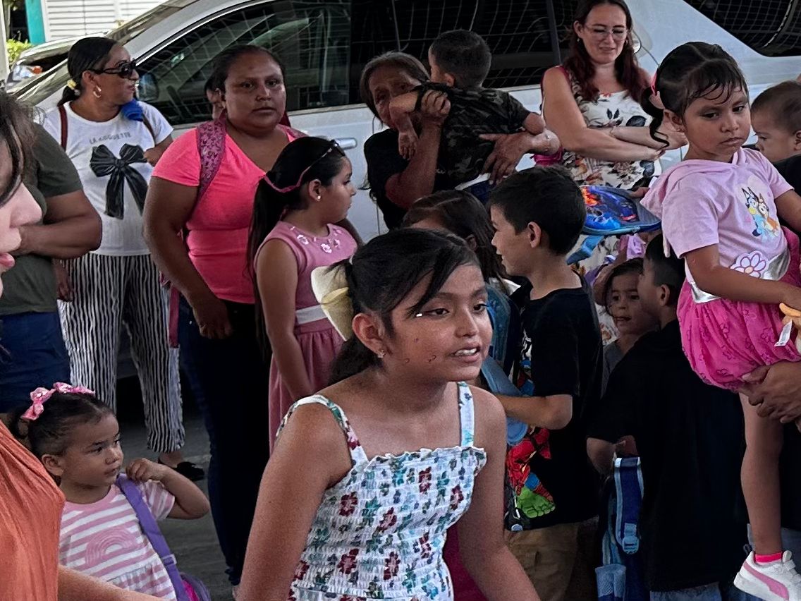 decenas de niños de escasos recursos recibieron su mochila