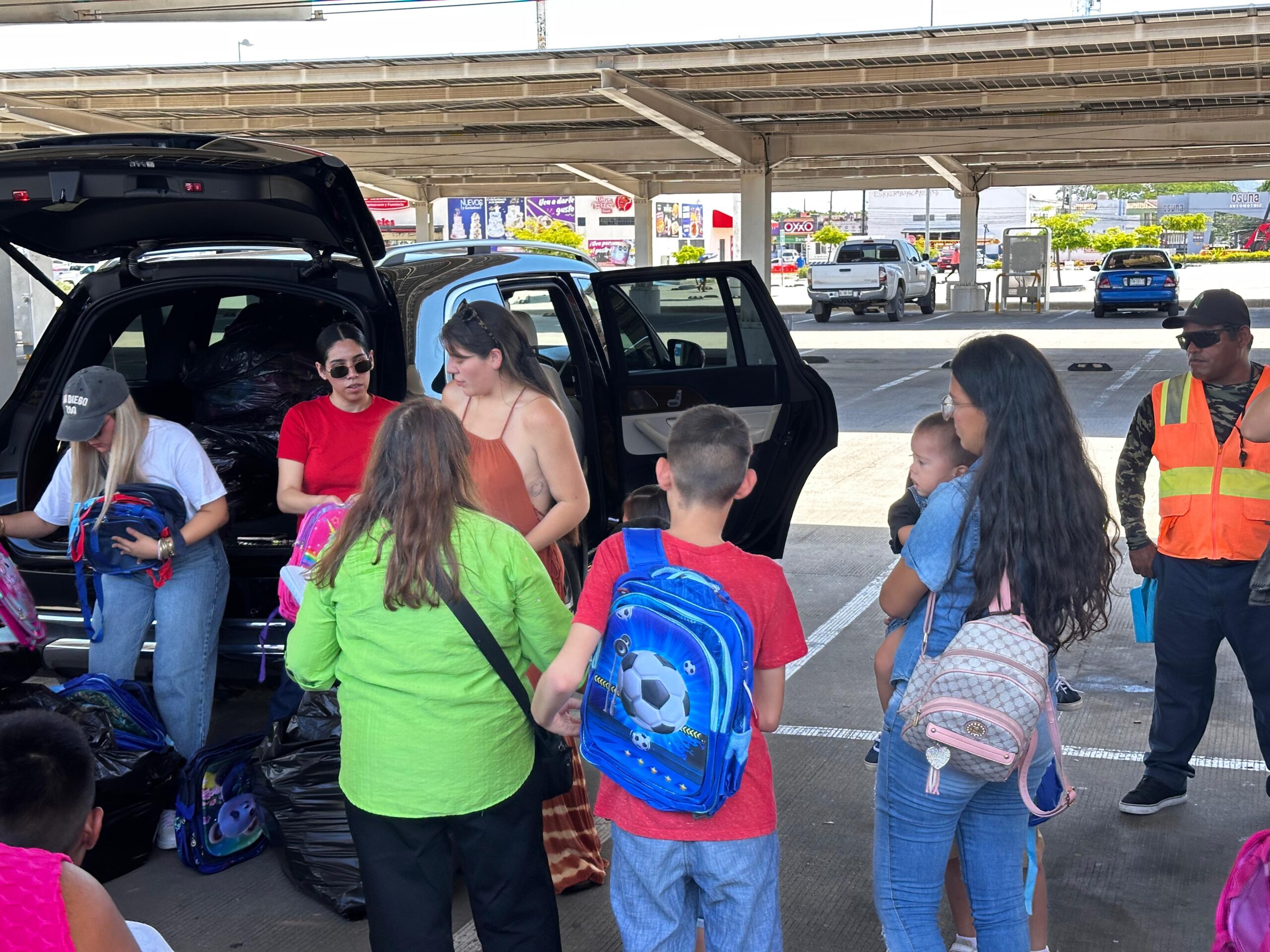 decenas de niños de escasos recursos recibieron su mochila